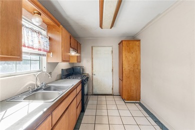 This two-bedroom, one-bath property presents a solid opportunity - photo 8
