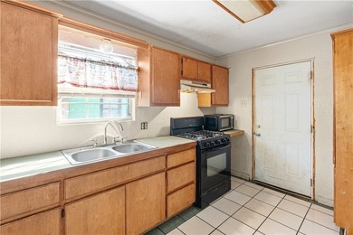 This two-bedroom, one-bath property presents a solid opportunity - photo 9