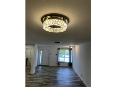 Welcome to this beautifully renovated 5-bedroom, 3-bathroom home - photo 14