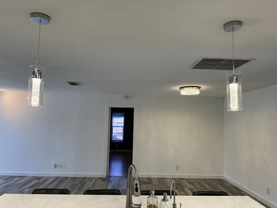 Welcome to this beautifully renovated 5-bedroom, 3-bathroom home - photo 15