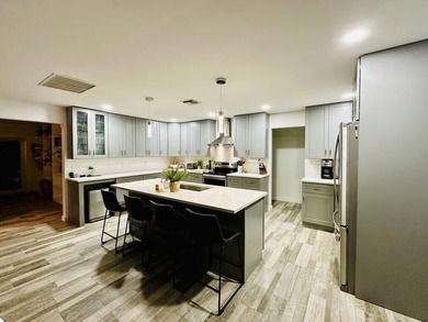 Welcome to this beautifully renovated 5-bedroom, 3-bathroom home - photo 16