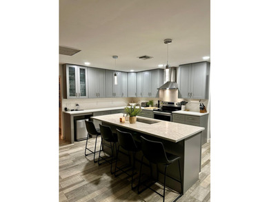 Welcome to this beautifully renovated 5-bedroom, 3-bathroom home - photo 17