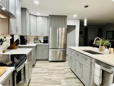 Welcome to this beautifully renovated 5-bedroom, 3-bathroom home - photo 19
