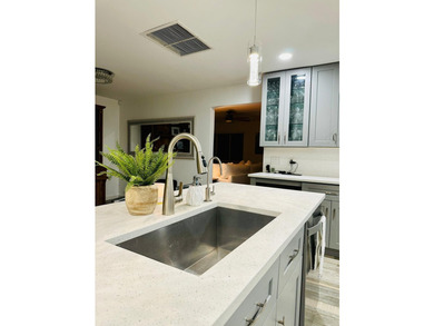 Welcome to this beautifully renovated 5-bedroom, 3-bathroom home - photo 20