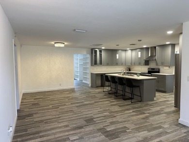 Welcome to this beautifully renovated 5-bedroom, 3-bathroom home - photo 21