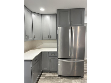 Welcome to this beautifully renovated 5-bedroom, 3-bathroom home - photo 24