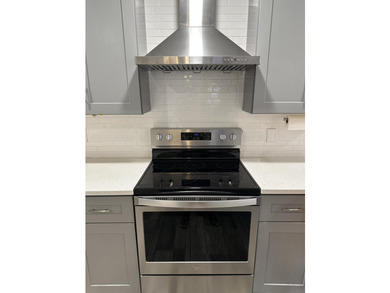 Welcome to this beautifully renovated 5-bedroom, 3-bathroom home - photo 25