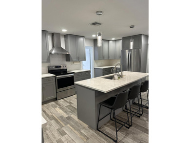 Welcome to this beautifully renovated 5-bedroom, 3-bathroom home - photo 27
