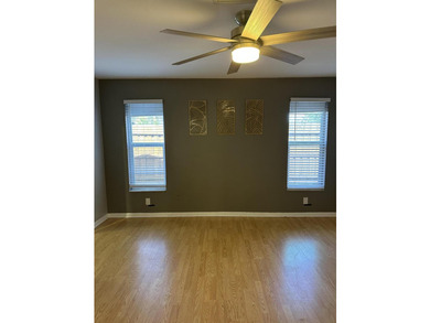 Welcome to this beautifully renovated 5-bedroom, 3-bathroom home - photo 36