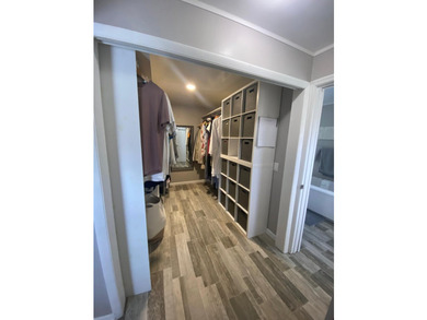 Welcome to this beautifully renovated 5-bedroom, 3-bathroom home - photo 38