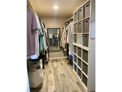Welcome to this beautifully renovated 5-bedroom, 3-bathroom home - photo 39