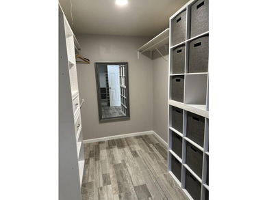 Welcome to this beautifully renovated 5-bedroom, 3-bathroom home - photo 41