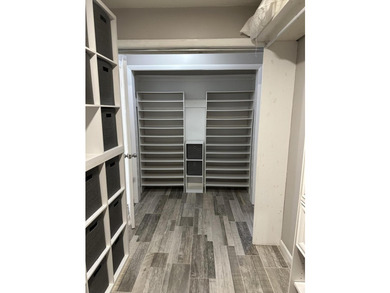 Welcome to this beautifully renovated 5-bedroom, 3-bathroom home - photo 42