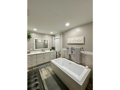 Welcome to this beautifully renovated 5-bedroom, 3-bathroom home - photo 43