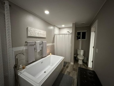 Welcome to this beautifully renovated 5-bedroom, 3-bathroom home - photo 44