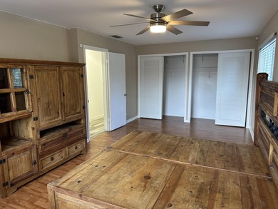Welcome to this beautifully renovated 5-bedroom, 3-bathroom home - photo 48