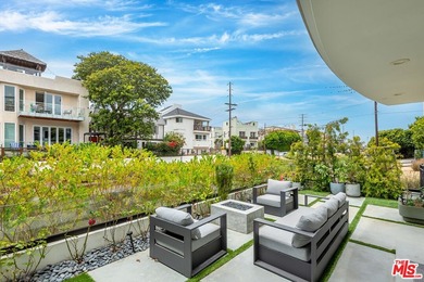 Exceptional Silver Strand residence featuring 4 bedrooms, 3.5 - photo 11