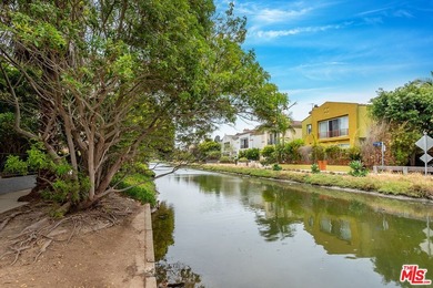 Exceptional Silver Strand residence featuring 4 bedrooms, 3.5 - photo 13