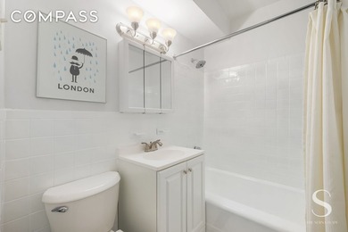 Bright South-Facing Upper East Side Studio Sun lovers, take note - photo 4
