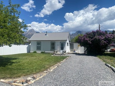 Attractive home in a great location in Mackay, ID. This charming - photo 1
