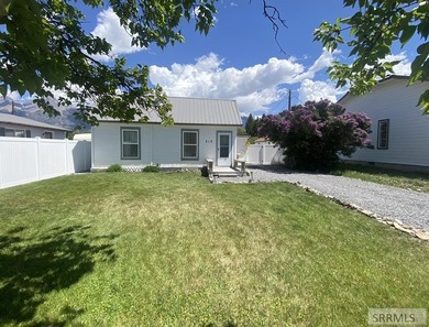 Attractive home in a great location in Mackay, ID. This charming - photo 2