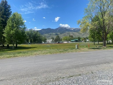 Attractive home in a great location in Mackay, ID. This charming - photo 3