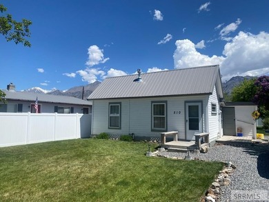 Attractive home in a great location in Mackay, ID. This charming - photo 4