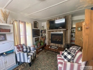 Attractive home in a great location in Mackay, ID. This charming - photo 5