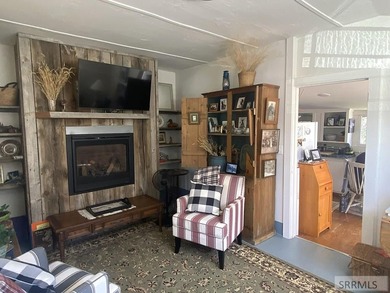 Attractive home in a great location in Mackay, ID. This charming - photo 7