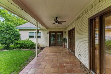 Welcome to 340 Columbine in Meadowlakes, a 24/7 guard-gated golf - photo 31