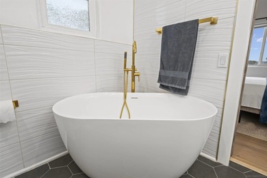 Beautifully renovated 3bed/3bath townhome located steps from the - photo 14