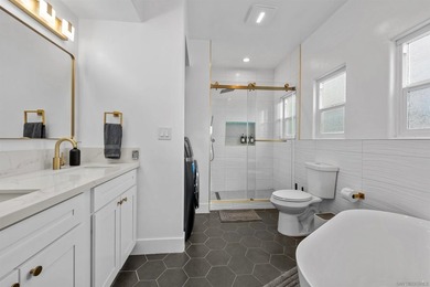 Beautifully renovated 3bed/3bath townhome located steps from the - photo 22