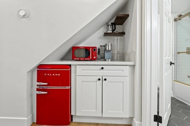 Beautifully renovated 3bed/3bath townhome located steps from the - photo 27