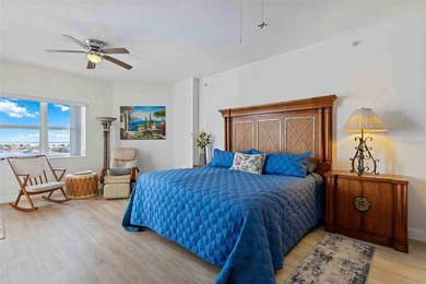 BOATERS DREAM! Penthouse waterfront residence with a 55 ft boat - photo 31