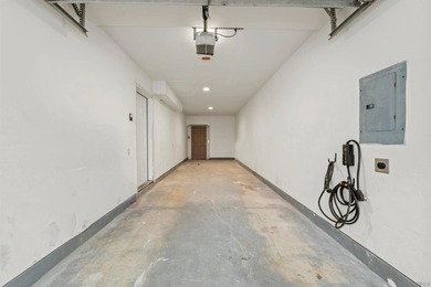 Beautifully renovated 3bed/3bath townhome located steps from the - photo 32