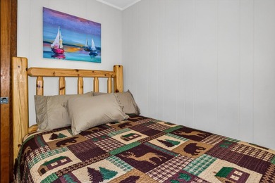 Beautiful year-round cabin situated right at the water's edge - photo 12