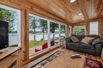 Beautiful year-round cabin situated right at the water's edge - photo 18