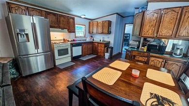 This well-maintained, turn-key 1996 mobile home features 3 - photo 20