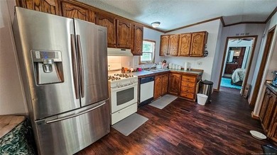 This well-maintained, turn-key 1996 mobile home features 3 - photo 21