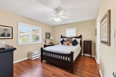 Beautiful one-of-a-kind villa in the desirable Camelot Village - photo 22