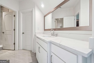 Stunning 9,900 sq ft custom estate located in a prestigious - photo 29