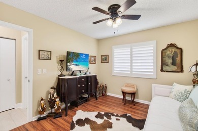 Beautiful one-of-a-kind villa in the desirable Camelot Village - photo 32