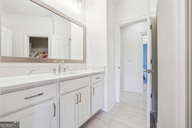 Stunning 9,900 sq ft custom estate located in a prestigious - photo 33