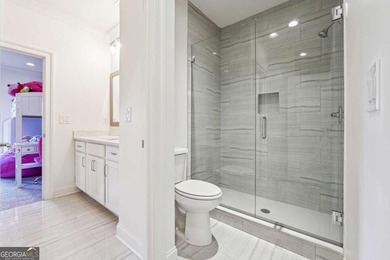 Stunning 9,900 sq ft custom estate located in a prestigious - photo 34