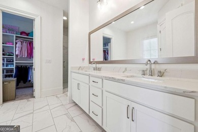 Stunning 9,900 sq ft custom estate located in a prestigious - photo 40