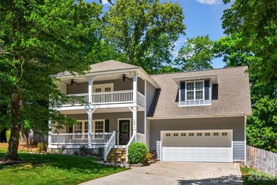 Welcome to this Charleston-style Southern charmer in the highly - photo 1