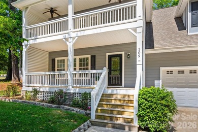 Welcome to this Charleston-style Southern charmer in the highly - photo 2
