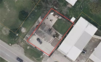 Conveniently located on the main drag of the area with easy - photo 2