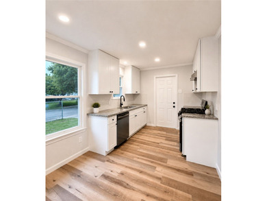 Welcome to 1532 Daytona Dr - a beautifully renovated 3-bedroom - photo 6