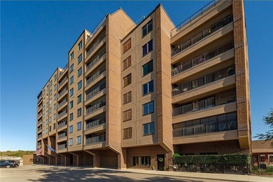 Enjoy a comfortable, convenient lifestyle in this light-filled - photo 1